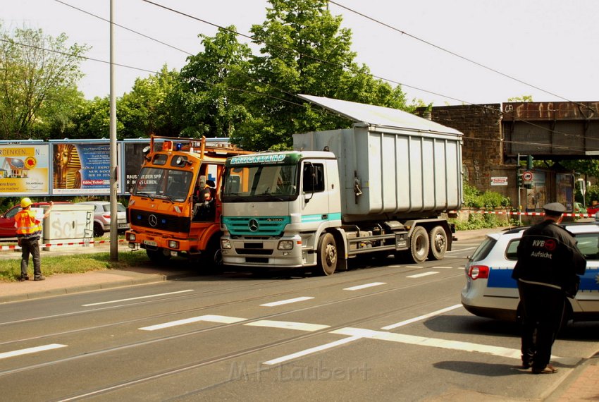 LKW riss Oberleitung ab Koeln Deutz Am Schnellert Siegburgerstr P080.JPG